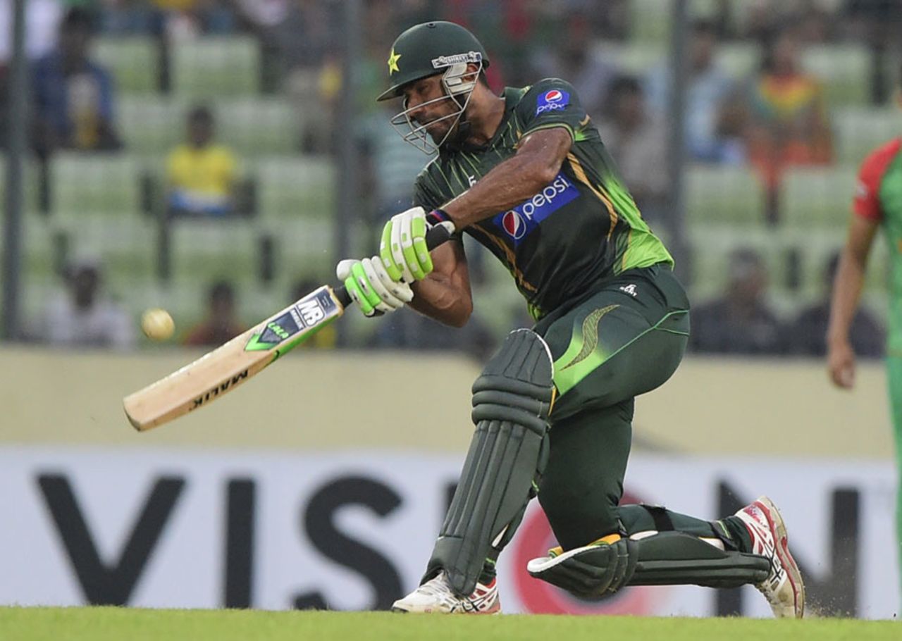 Wahab Riaz steps out for a hit during his fifty, Bangladesh v Pakistan, 2nd ODI, Mirpur, April 19, 2015