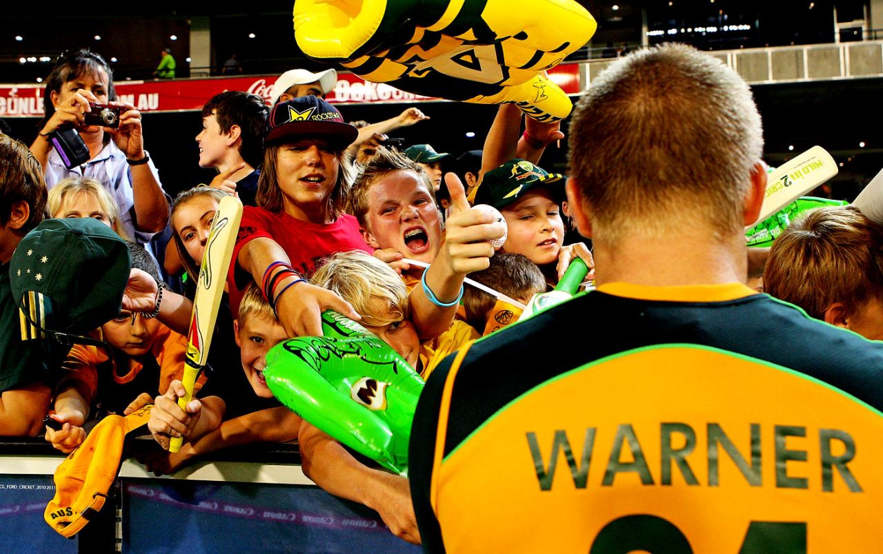 David Warner signs autographs for kids, Australia v England, 2nd Twenty20, Melbourne, January 14, 2011