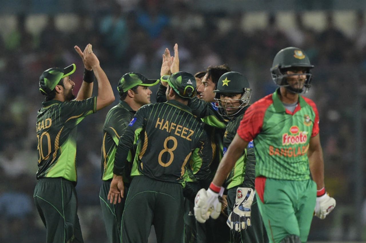 Saeed Ajmal celebrates the wicket of Mahmudullah, Bangladesh v Pakistan, 2nd ODI, Mirpur, April 19, 2015
