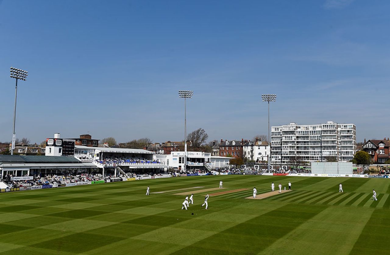 The sun shines at Hove, Sussex v Worcestershire, County Championship Division One, Hove, 2nd day, April 20, 2015