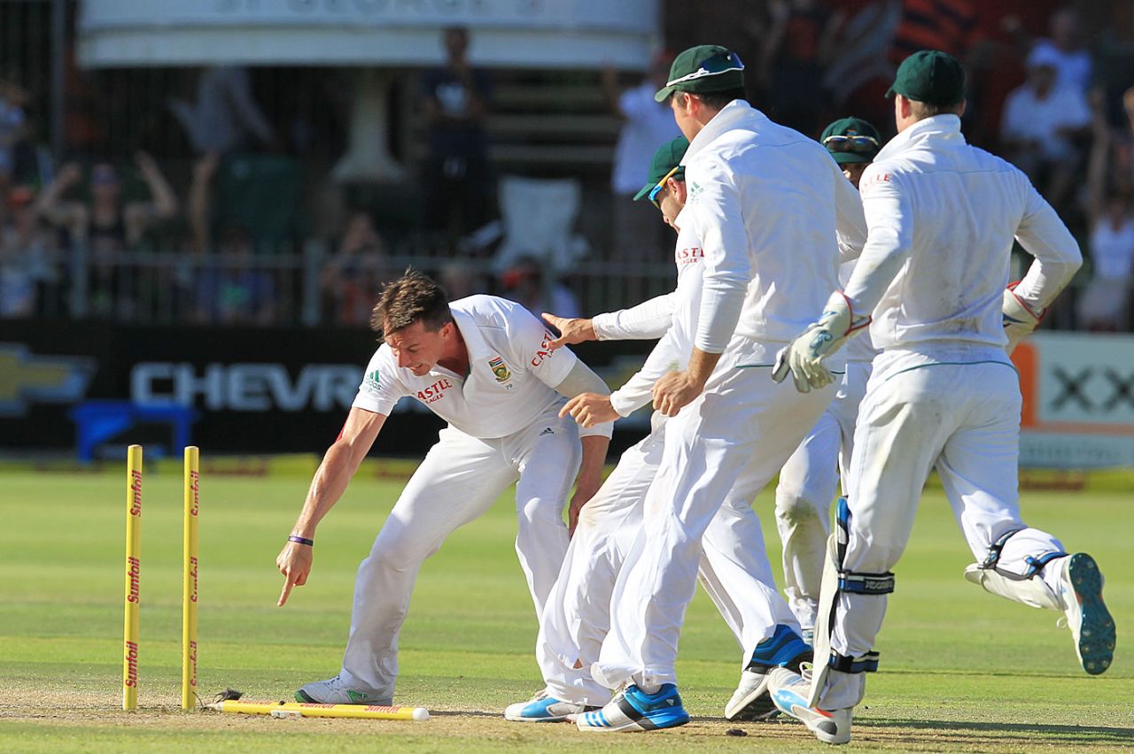 Dale Steyn points to the middle stump he just flattened as his team-mates rush towards him, South Africa v Australia, 2nd Test, Port Elizabeth, 4th day, February 23, 2014
