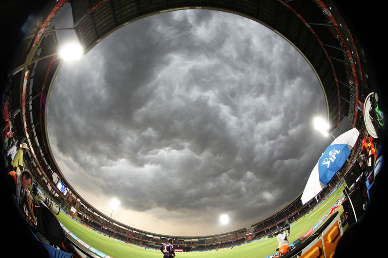 Dark clouds descend on Visakhapatnam, Sunrisers Hyderabad v Kolkata Knight Riders, IPL 2015, Vizag, April 22, 2015