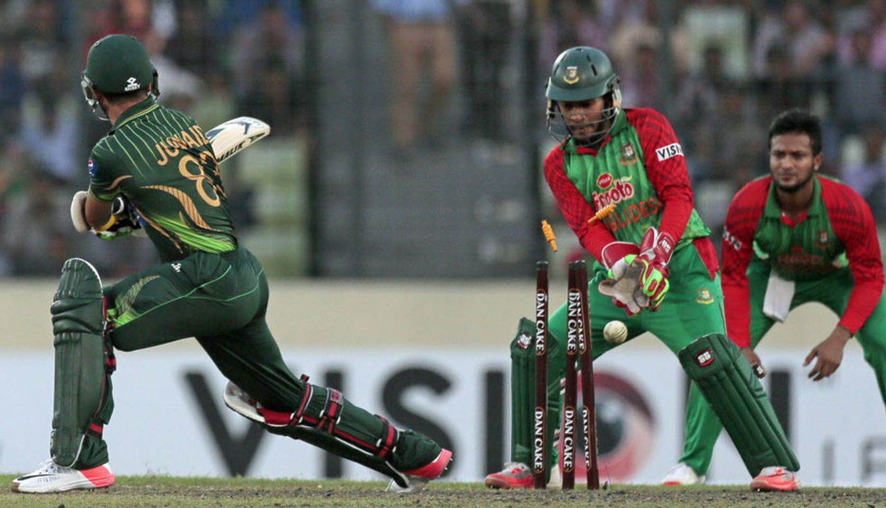 Junaid Khan was bowled by Arafat Sunny for 4, Bangladesh v Pakistan, 3rd ODI, Mirpur, April 22, 2015