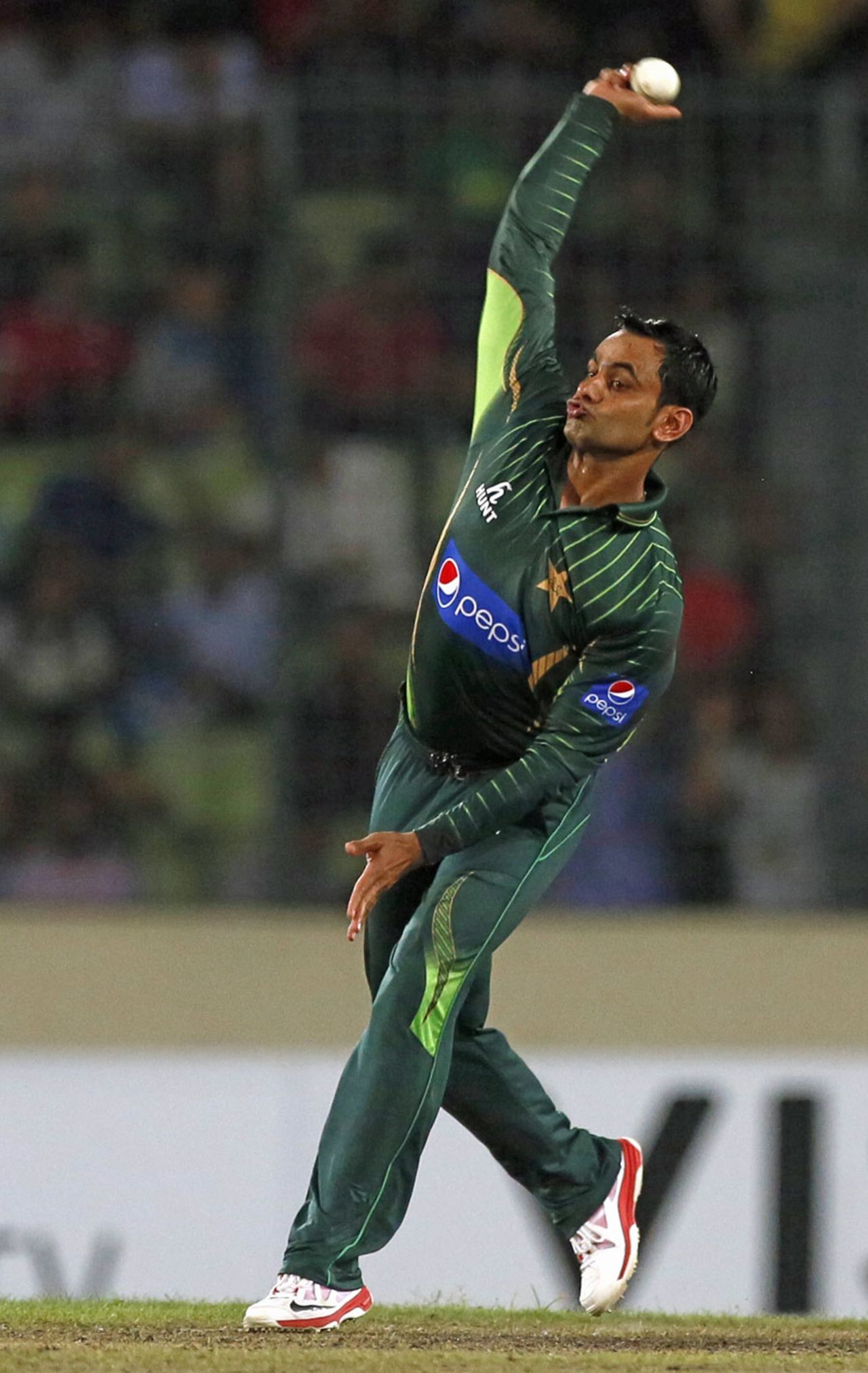 Mohammad Hafeez bowls for the first time in an international game after his remodelled action was cleared by the ICC, Bangladesh v Pakistan, 3rd ODI, Mirpur, April 22, 2015