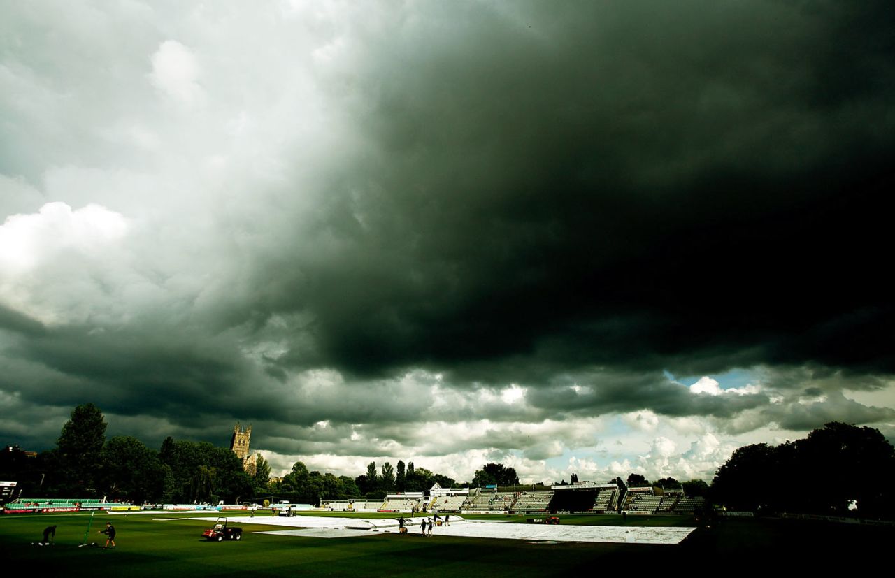 Clouds gather as play is abandoned due to rain, Worcestershire v Nottinghamshire, NatWest t20 Blast, Worcester, June 27, 2014 
