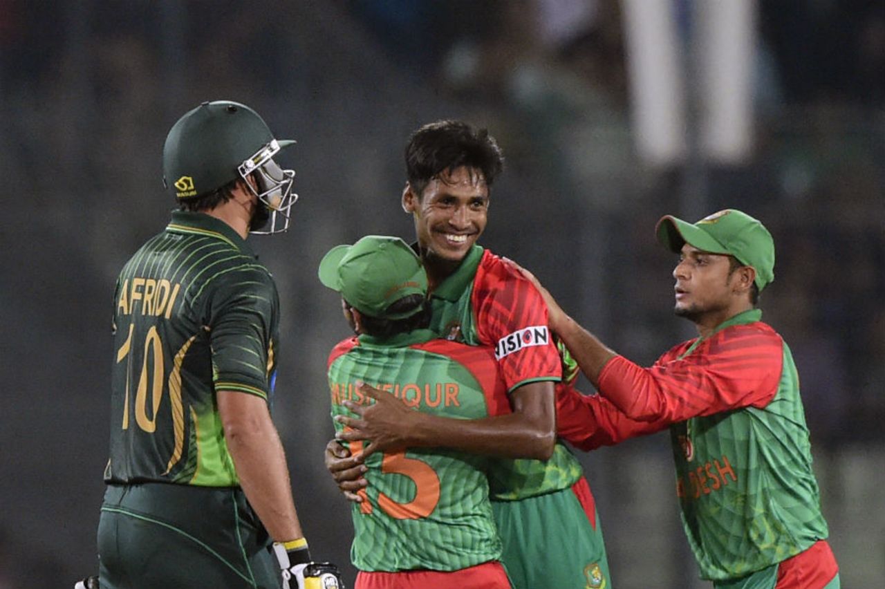 Mustafizur Rahman is congratulated after dismissing Shahid Afridi, Bangladesh v Pakistan, Only T20I, Dhaka, April 24, 2015 
