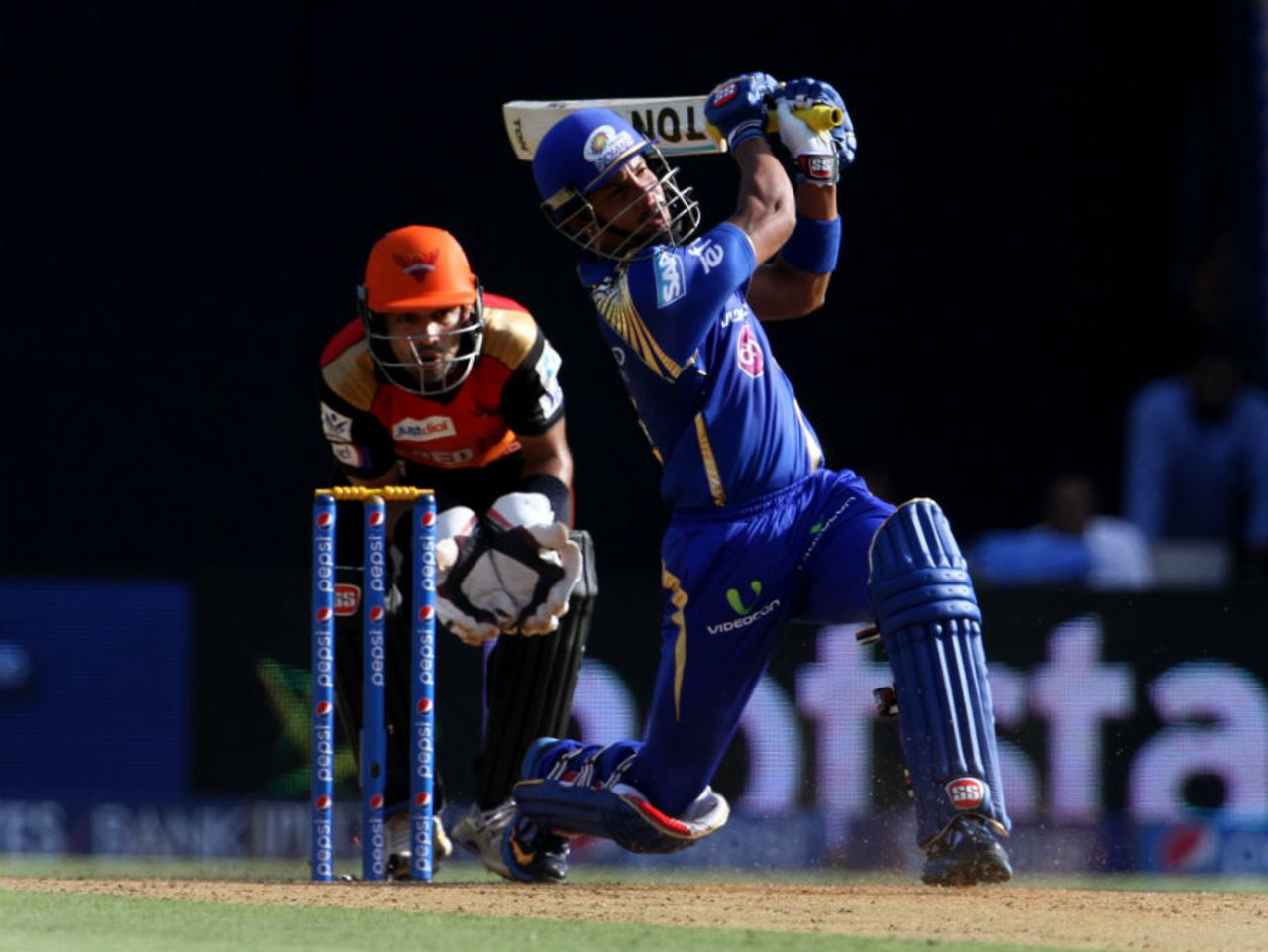 Lendl Simmons tonks the ball for six, Mumbai Indians v Sunrisers Hyderabad, IPL 2015, Mumbai, April 25, 2015