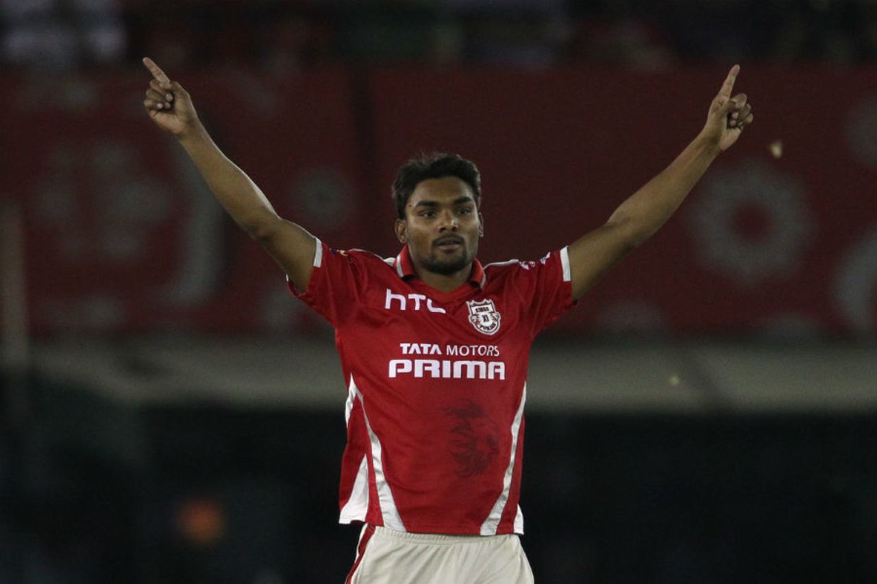 Sandeep Sharma bowled 14 dot balls and picked up one wicket in his four overs, Kings XI Punjab v Sunrisers Hyderabad, IPL 2015, Mohali, April 27, 2015