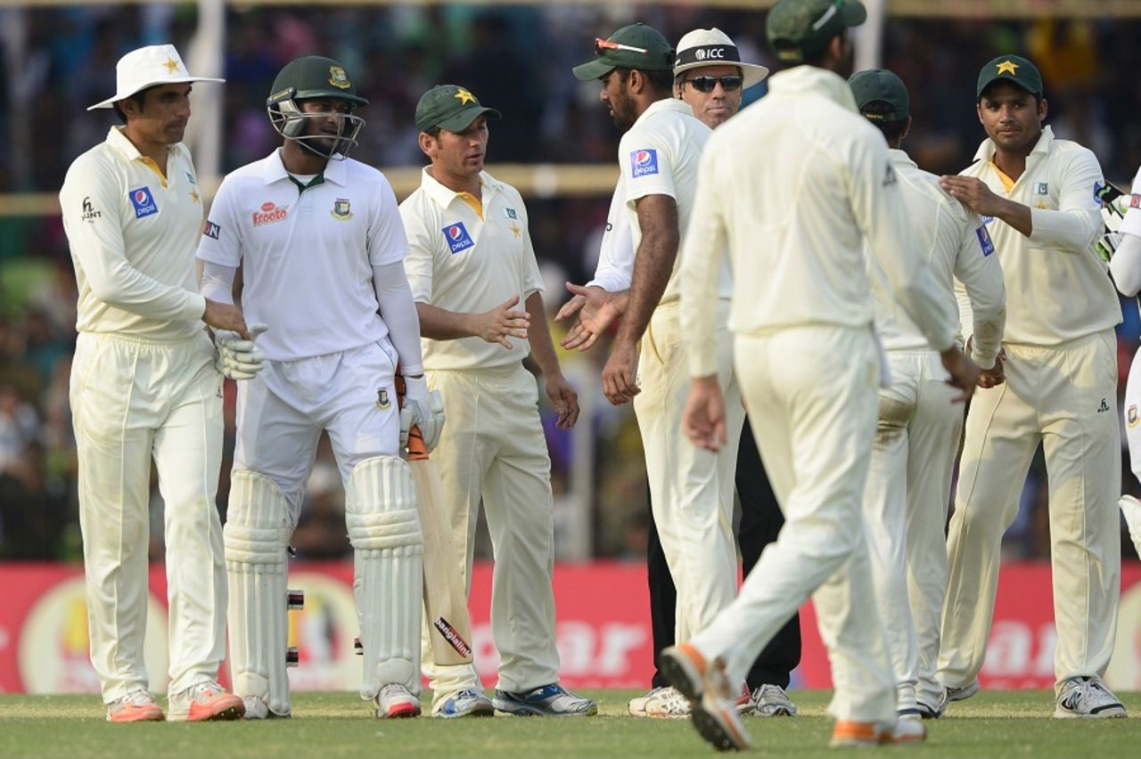 The players shake hands after calling it a draw, 1st Test, Khulna, 5th day, May 2, 2015