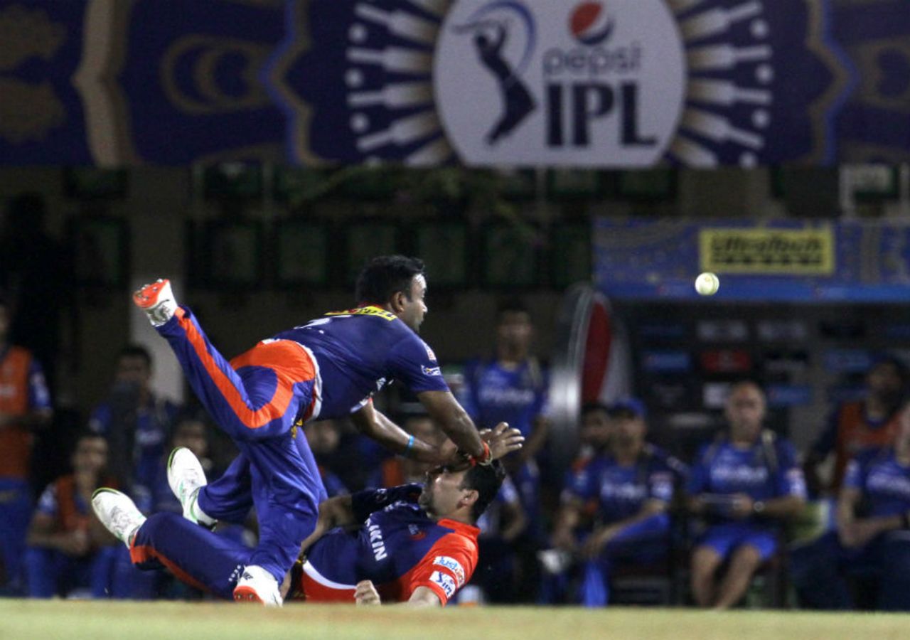 Amit Mishra crashes into Zaheer Khan while attempting a catch, Rajasthan Royals v Delhi Daredevils, IPL 2015, Mumbai, May 3, 2015