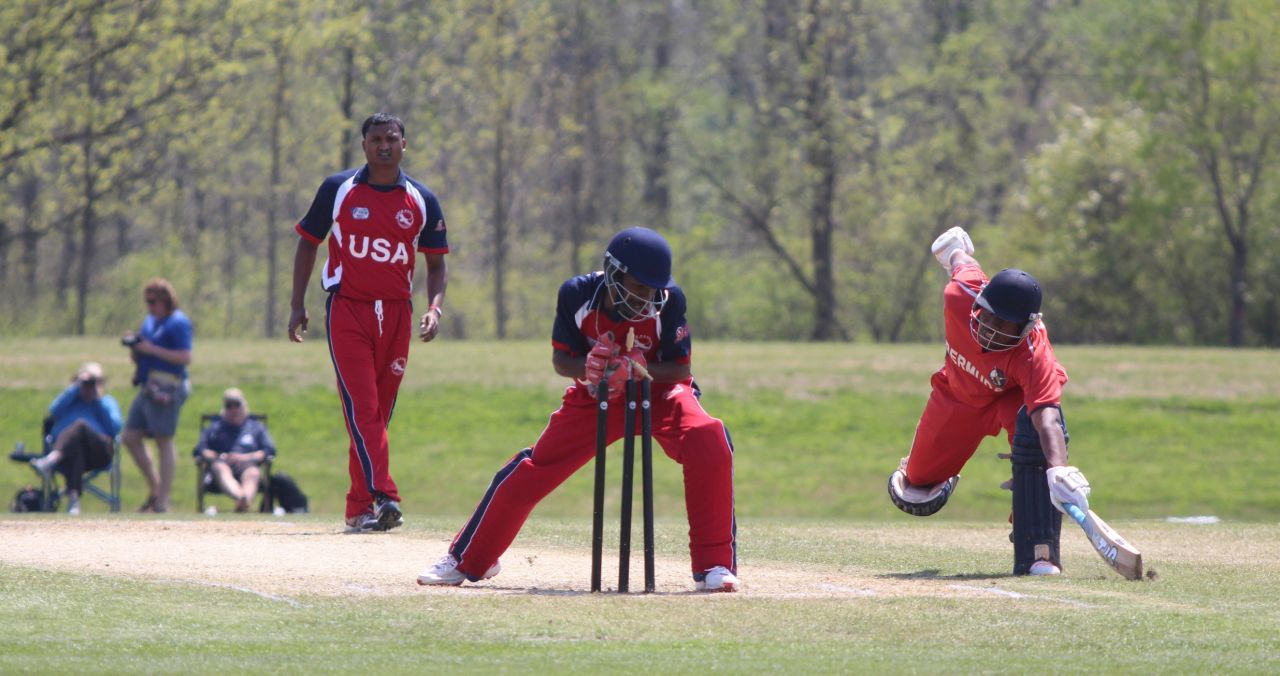 Akeem Dodson breaks the stumps to runout Dion Stovell, USA v Bermuda, ICC Americas Regional T20, Indianapolis, May 3, 2015