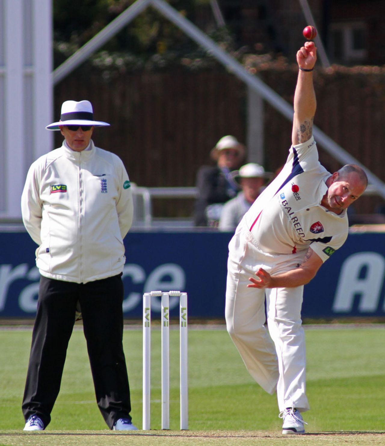 Darren Stevens runs into bowl, Essex v Kent, County Championship Division Two, Chelmsford, 2nd day, April 20, 2015