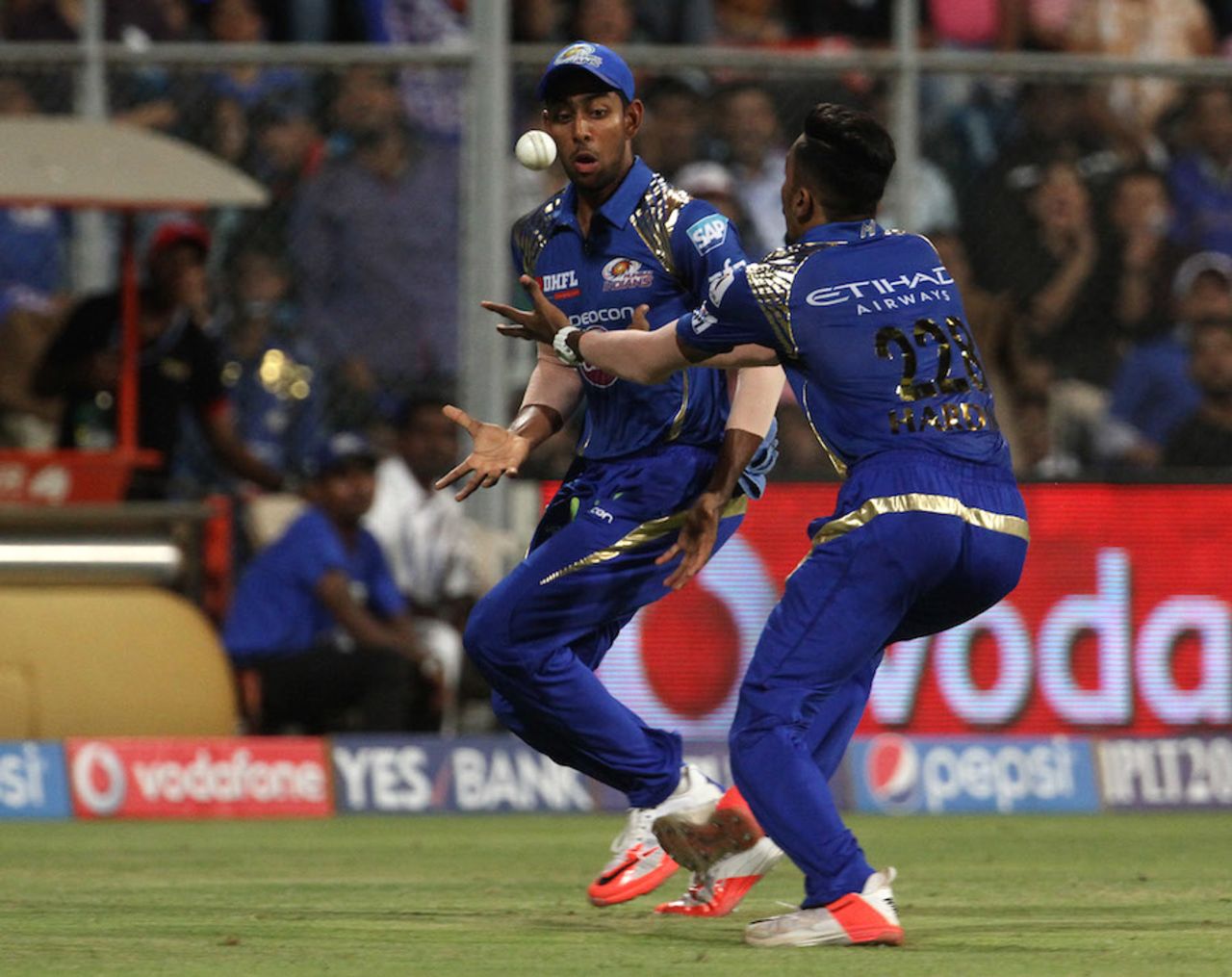 Levitation trick: J Suchith and Hardik Pandya make mess of a catch, Mumbai Indians v Delhi Daredevils, IPL 2015, Mumbai, May 5, 2015