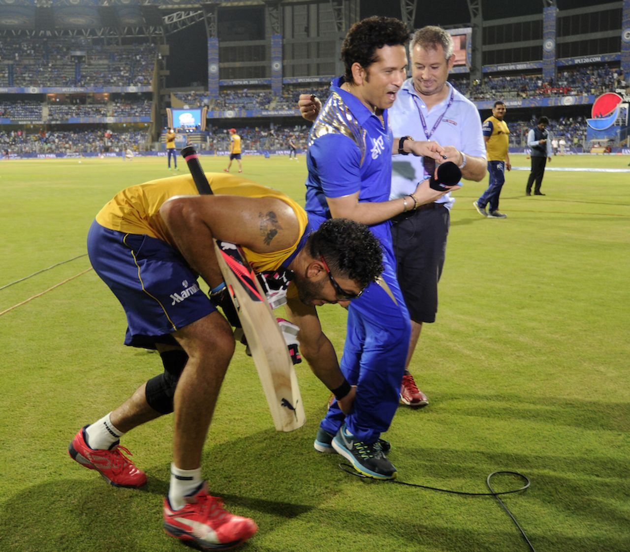 Yuvraj Singh and Sachin Tendulkar share a lighter moment, Mumbai Indians v Delhi Daredevils, IPL 2015, Mumbai, May 5, 2015