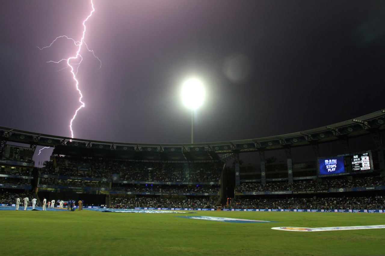 Thunder showers halted play during the second innings, Mumbai Indians v Delhi Daredevils, IPL 2015, Mumbai, May 5, 2015