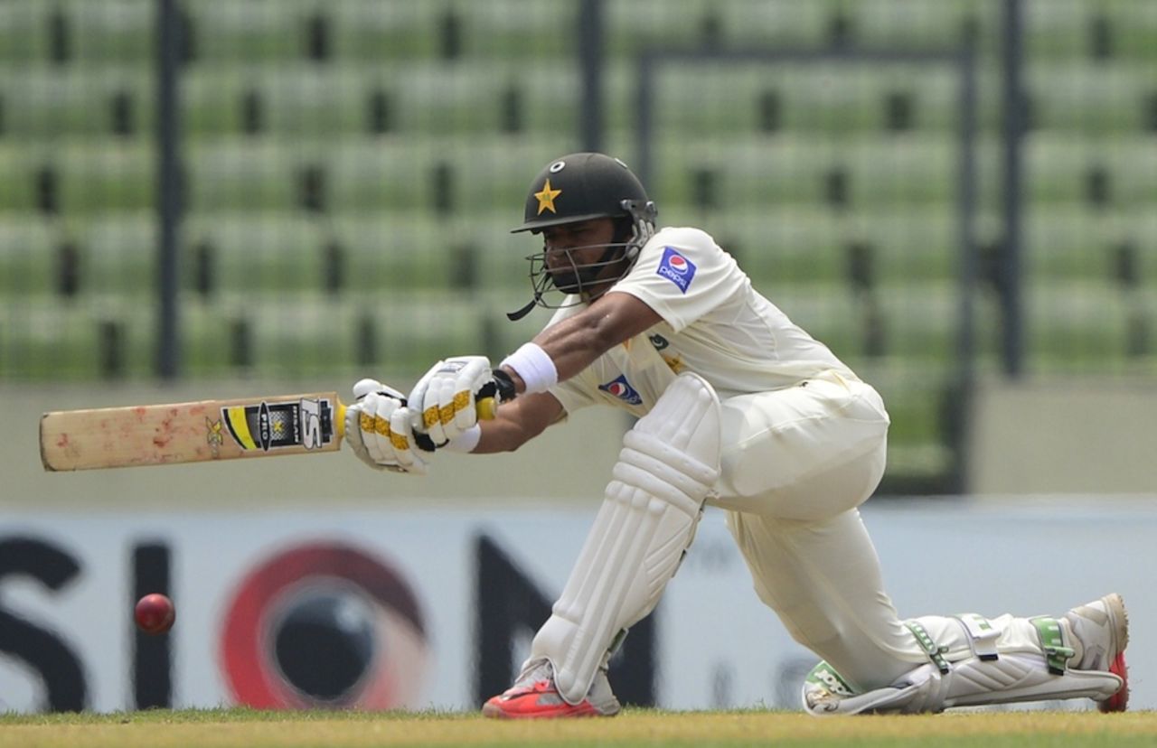 Azhar Ali sweeps on the second morning, Bangladesh v Pakistan, 2nd Test, Mirpur, 2nd day, May 7, 2015