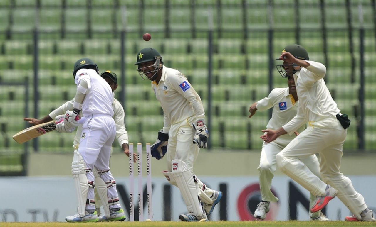 Pakistan celebrate Mushfiqur Rahim's wicket, Bangladesh v Pakistan, 2nd Test, Mirpur, 4th day, May 9, 2015