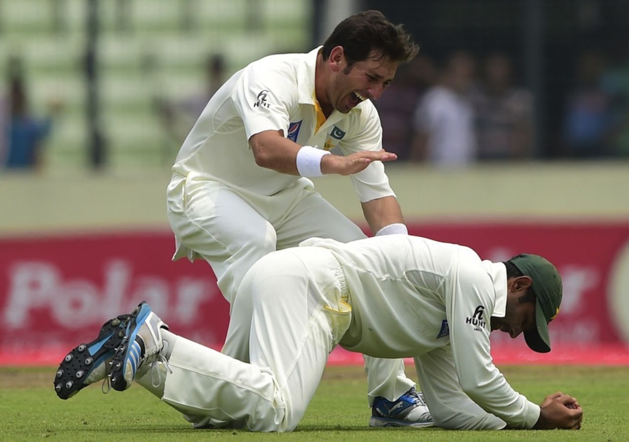 Yasir Shah rushes to Asad Shafiq after he caught Mominul Haque, Bangladesh v Pakistan, 2nd Test, Mirpur, 4th day, May 9, 2015