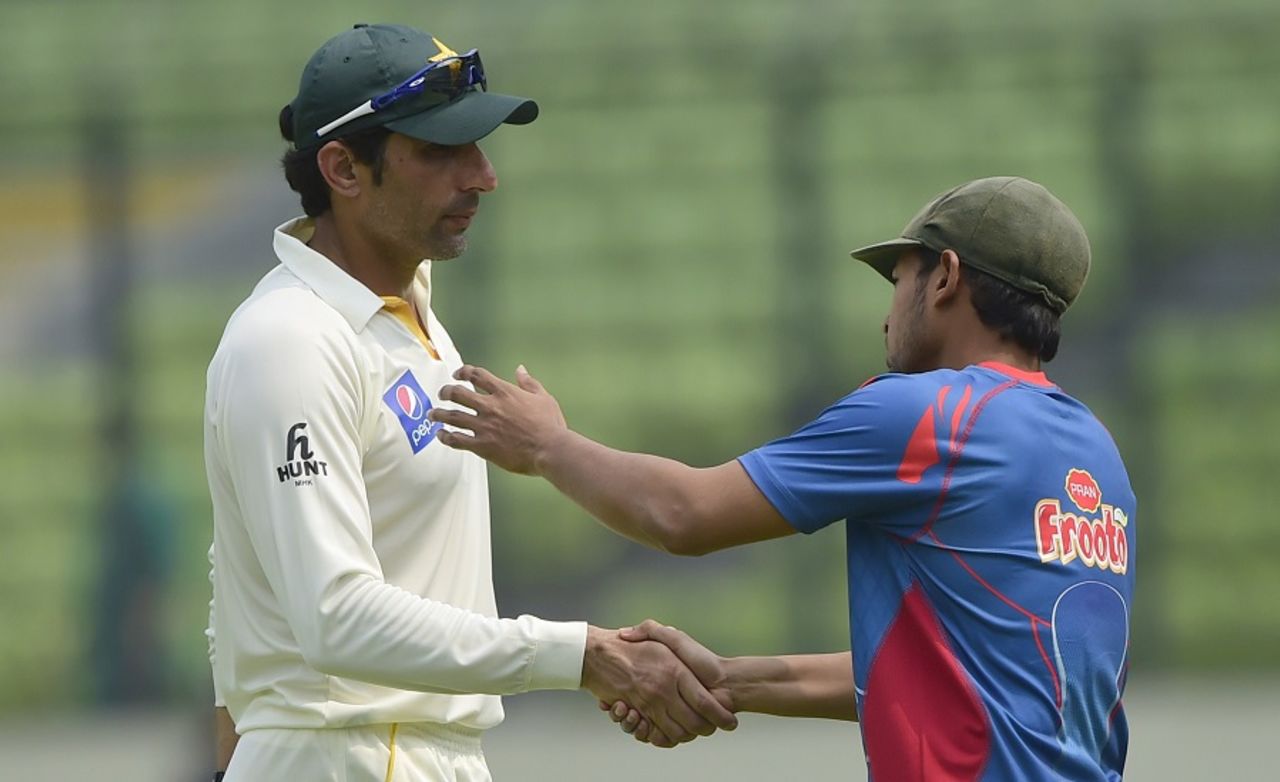 Misbah-ul-Haq shakes hands with Mushfiqur Rahim, Bangladesh v Pakistan, 2nd Test, Mirpur, 4th day, May 9, 2015