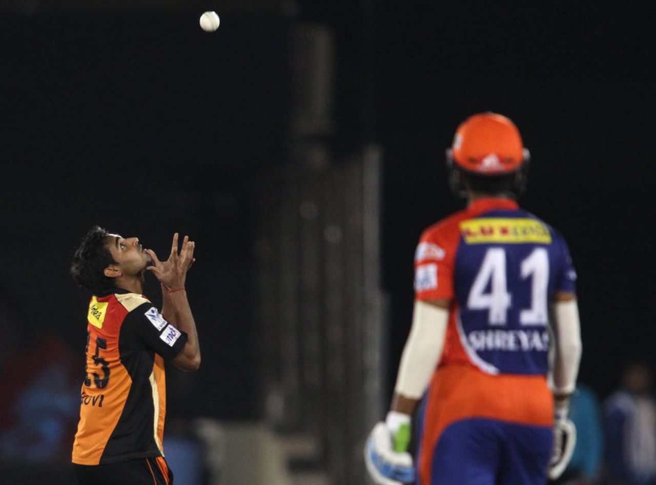 Shreyas Iyer waits for Bhuvneshwar Kumar to seal his fate, Delhi Daredevils v Sunrisers Hyderabad, IPL 2015, Raipur, May 9, 2015