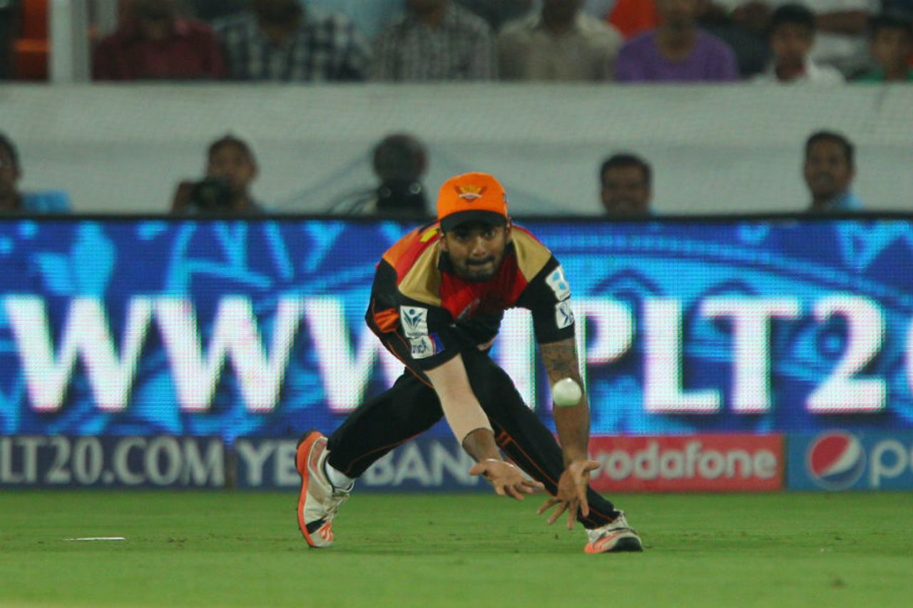 KL Rahul dives forward to take a catch, Sunrisers Hyderabad v Kings XI Punjab, IPL 2015, Hyderabad, May 11, 2015