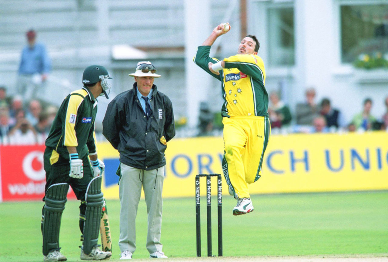 Damien Fleming bowls, Australia v Pakistan, Natwest Series, Trent Bridge, June 19, 2001