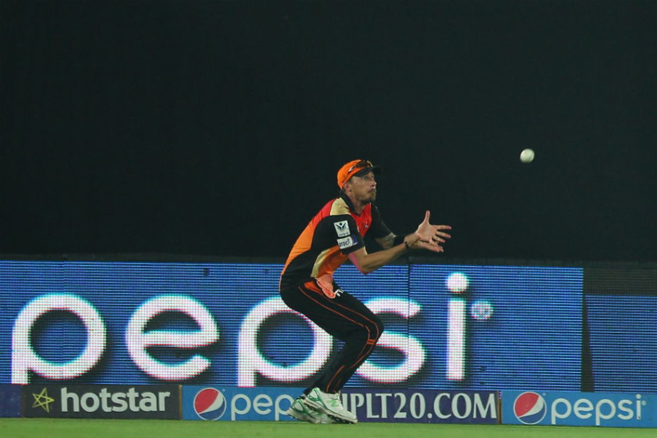 Dale Steyn takes a catch to dismiss AB de Villiers, Sunrisers Hyderabad v Royal Challengers Bangalore, IPL 2015, Hyderabad, May 15, 2015