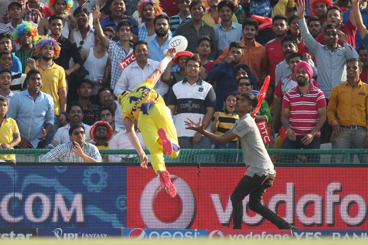 Faf du Plessis makes a spectacular attempt to stop a six, Kings XI Punjab v Chennai Super Kings, IPL 2015, Mohali, May 16, 2015