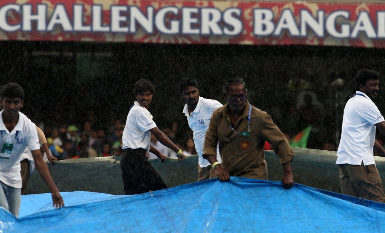 Rain interrupted Royal Challengers Bangalore's chase, Royal Challengers Bangalore v Delhi Daredevils, IPL 2015, Bangalore, May 17, 2015