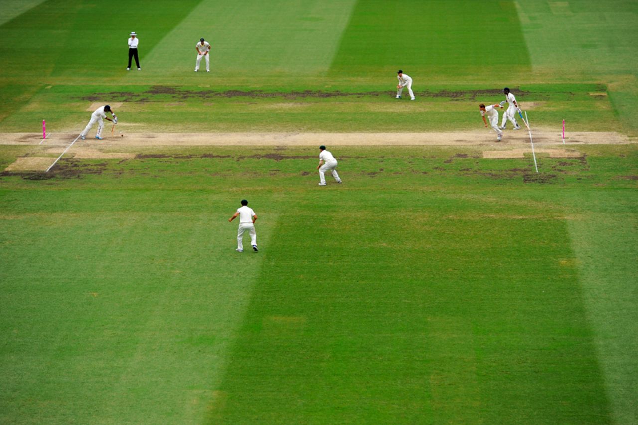 Virat Kohli bats outside his crease, Australia v India, 4th Test, Sydney, 5th day, January 10, 2015