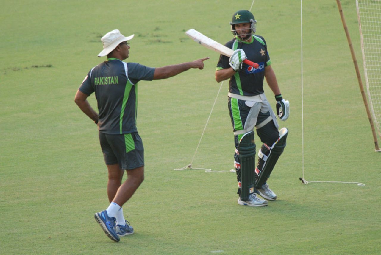 Waqar Younis speaks to Shahid Afridi take during a net session, Lahore, May 20, 2015