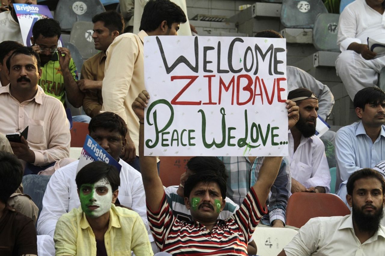 Pakistan fans welcome Zimbabwe, Pakistan v Zimbabwe, 1st T20, Lahore, May 22, 2015