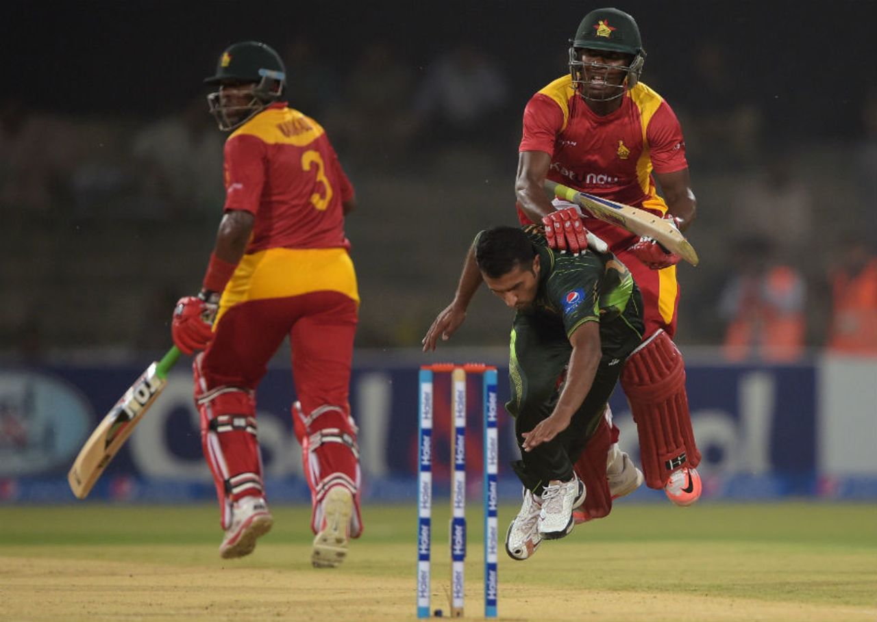 Hamilton Masakadza collides with Bilawal Bhatti, Pakistan v Zimbabwe, 1st T20, Lahore, May 22, 2015