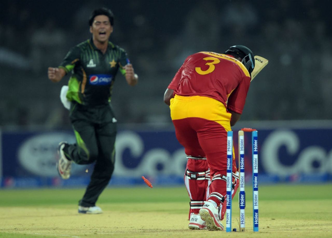 Mohammad Sami castles Hamilton Masakadza, Pakistan v Zimbabwe, 1st T20, Lahore, May 22, 2015