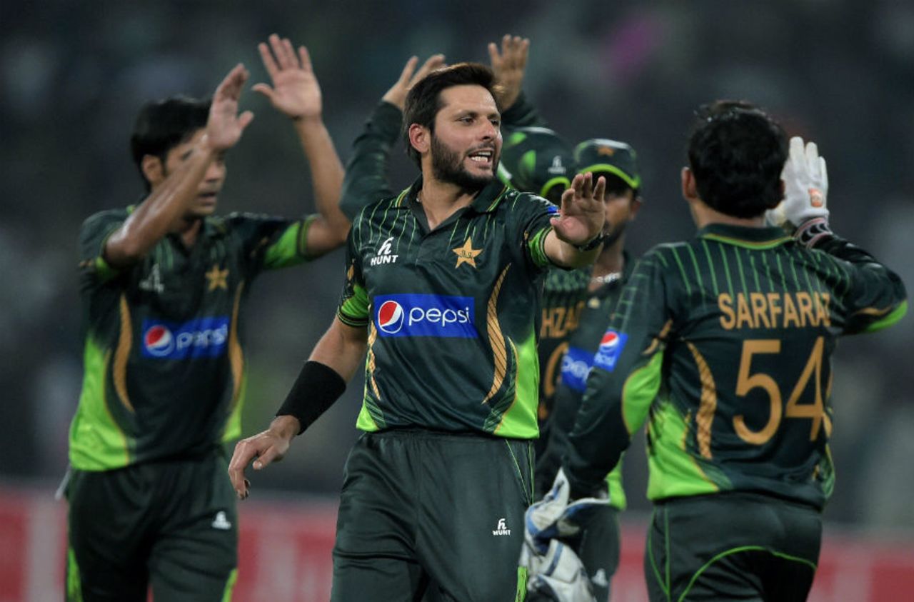 Shahid Afridi celebrates a wicket with his team-mates, Pakistan v Zimbabwe, 1st T20, Lahore, May 22, 2015