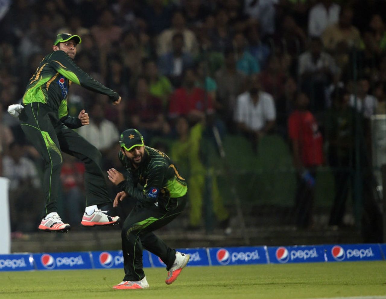 Shoaib Malik throws from the deep, Pakistan v Zimbabwe, 1st T20, Lahore, May 22, 2015