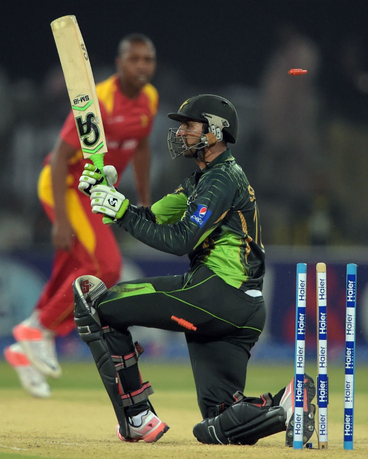 Shoaib Malik is cleaned up by Tinashe Panyangara, Pakistan v Zimbabwe, 1st T20, Lahore, May 22, 2015