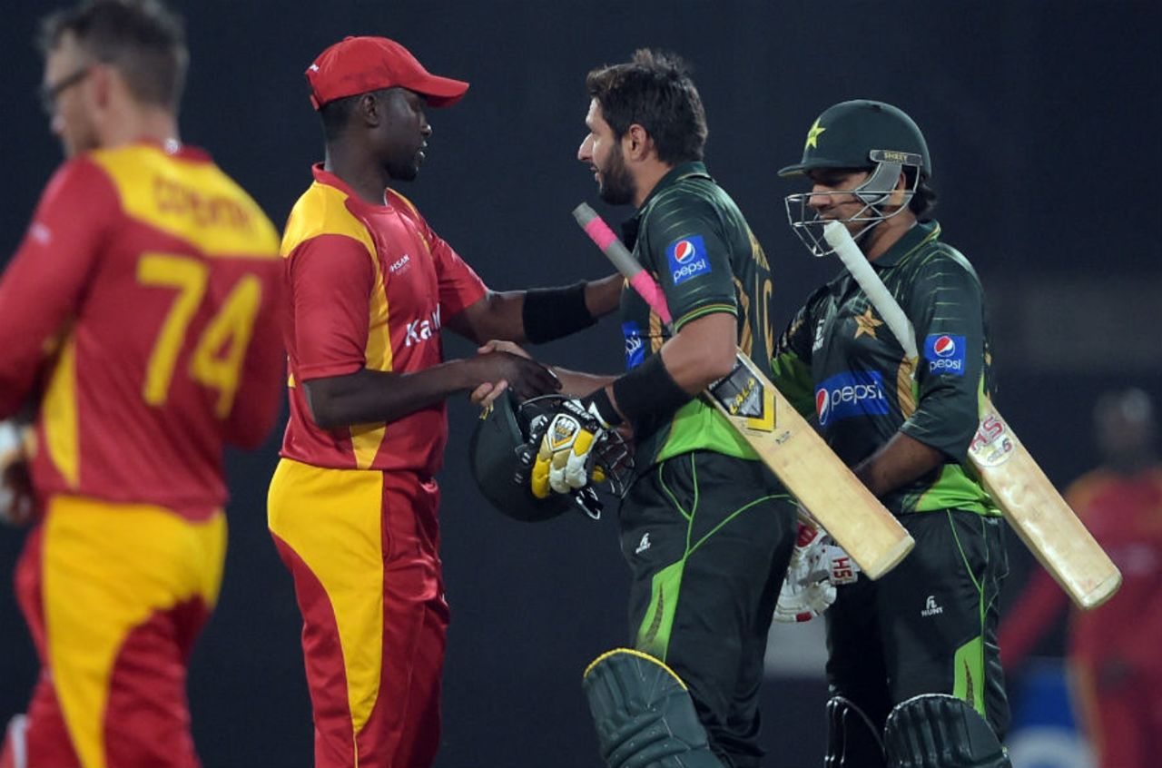 Shahid Afridi shakes hands with an opposition player after the win, Pakistan v Zimbabwe, 1st T20, Lahore, May 22, 2015