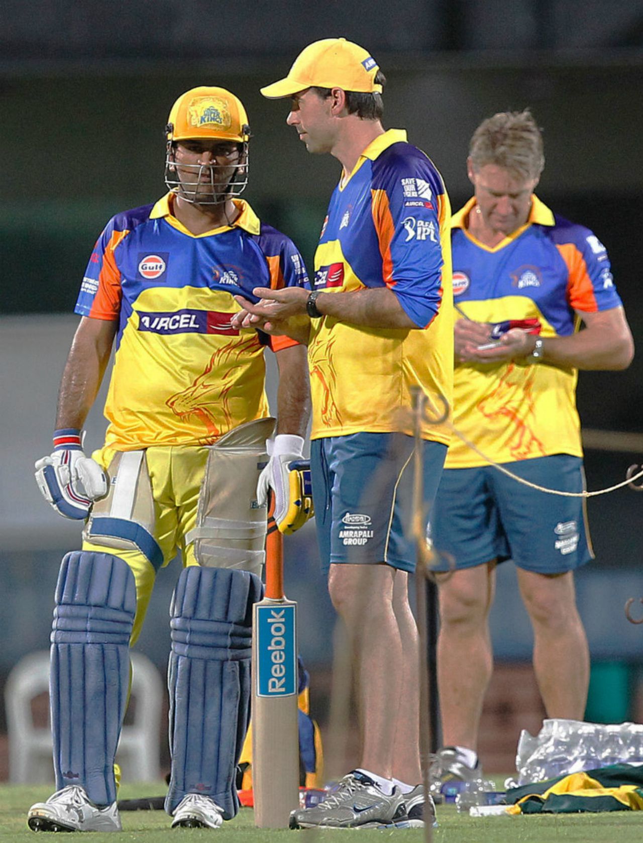 MS Dhoni and Stephen Fleming chat at a training session