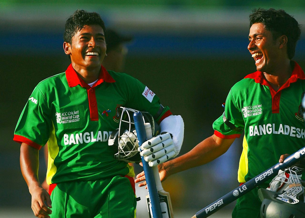 Mushfiqur Rahim and Mohammad Ashraful bask in the glory of the victory, Bangladesh v India, Group B, Trinidad, March 17, 2007
