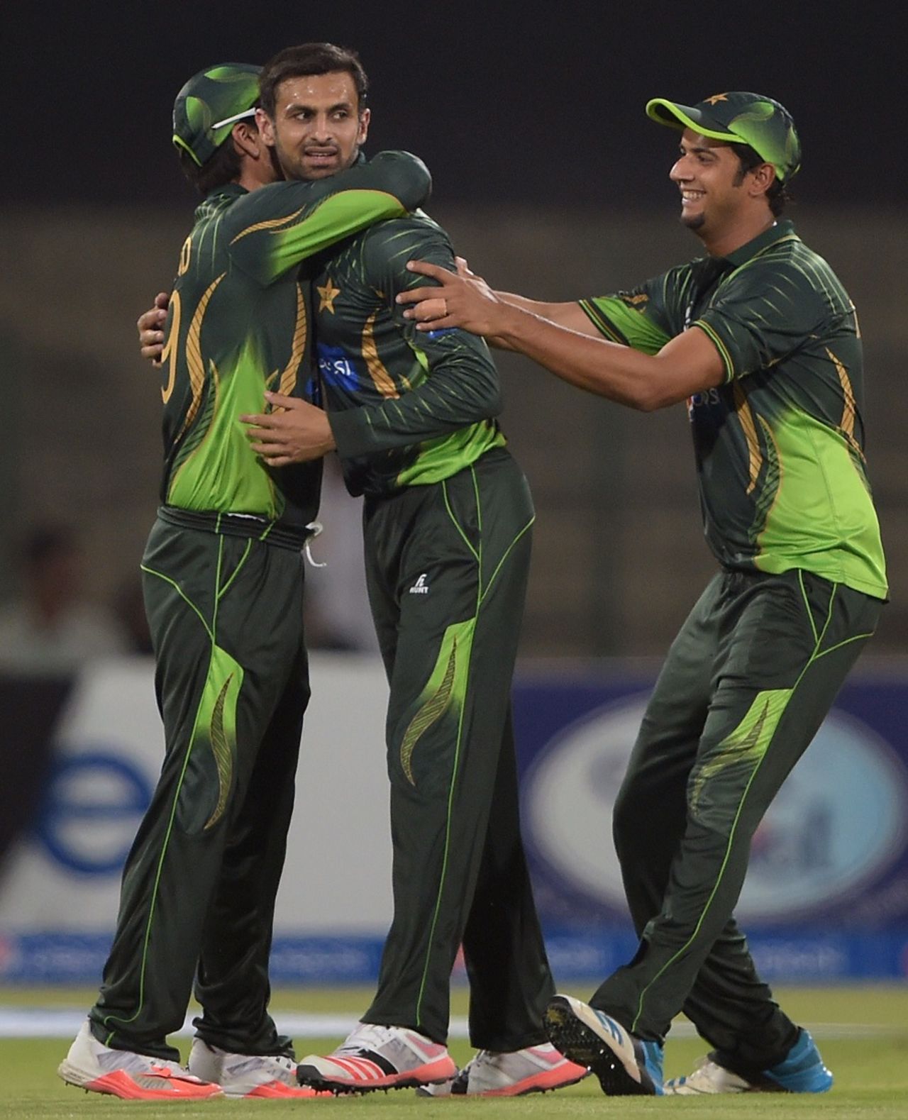 Shoaib Malik is congratulated for dismissing Hamilton Masakadza, Pakistan v Zimbabwe, 2nd T20I, Lahore, May 24, 2015