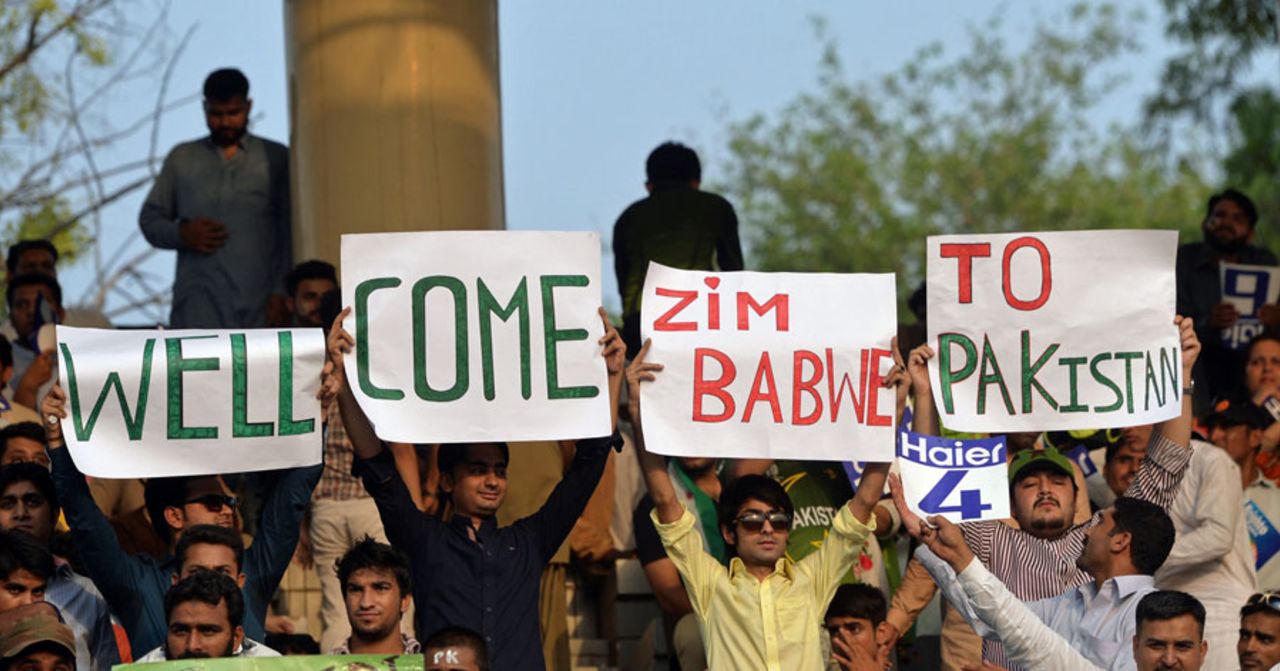 Pakistan fans welcome Zimbabwe, Pakistan v Zimbabwe, 1st T20, Lahore, May 22, 2015