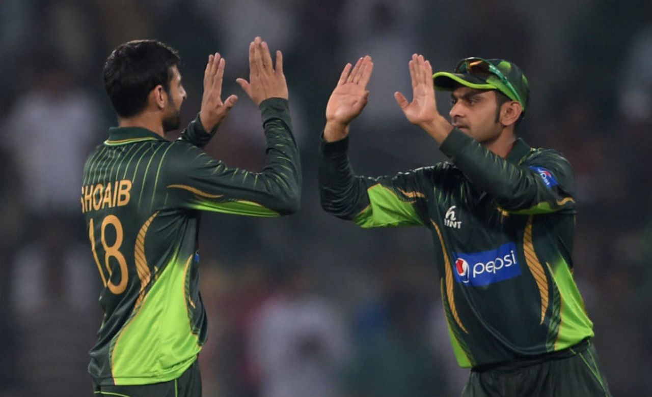 Shoaib Malik celebrates a wicket with Mohammad Hafeez, Pakistan v Zimbabwe, 1st ODI, Lahore, May 26, 2015
