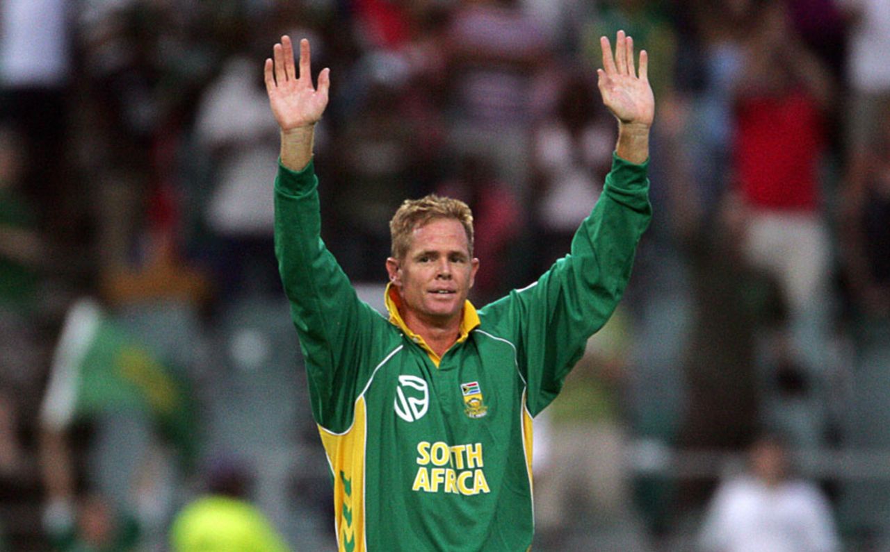 Shaun Pollock waves farewell to the fans, South Africa v West Indies, 5th ODI, Johannesburg, February 3, 2008
