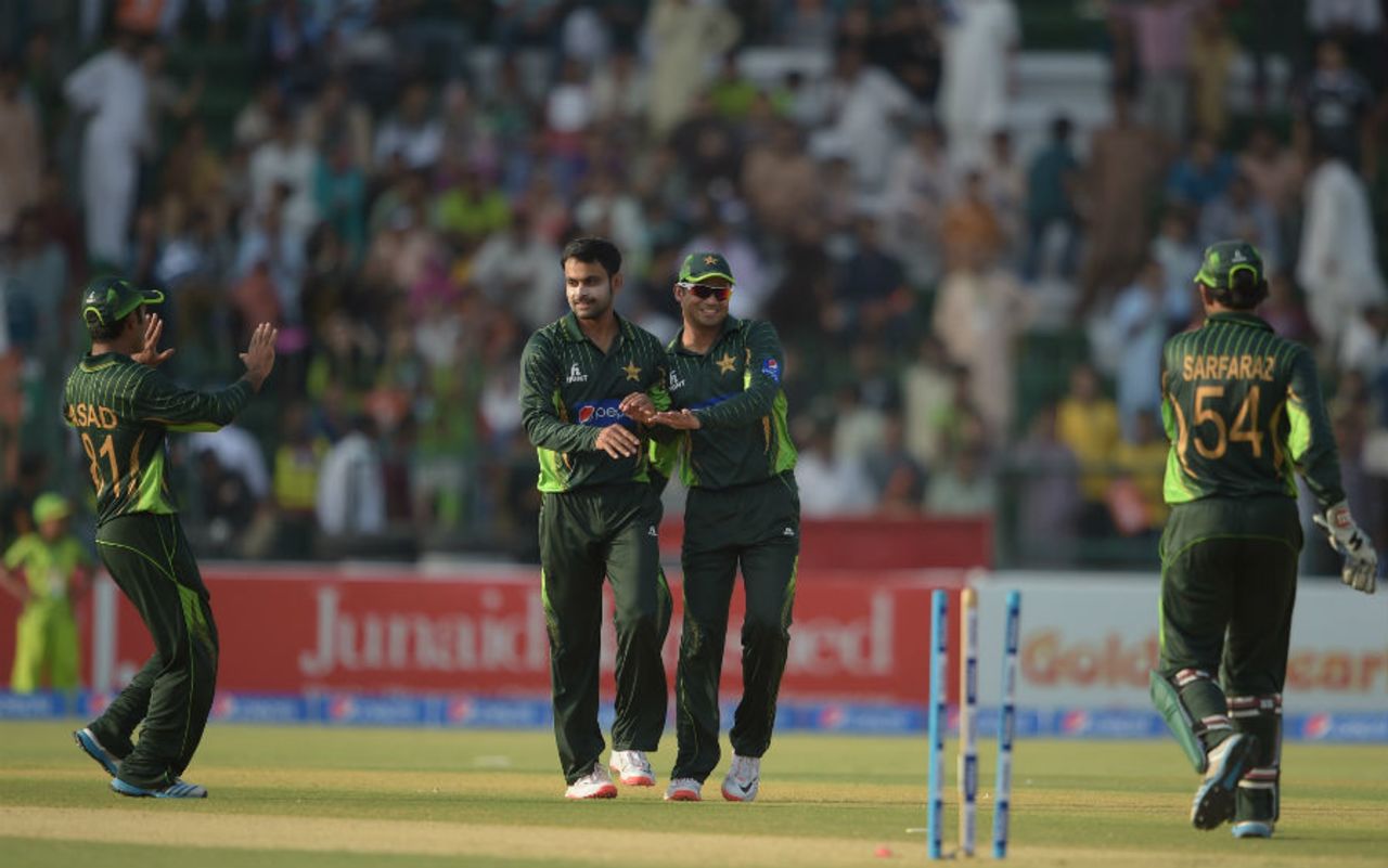 Mohammad Hafeez celebrates the wicket of Vusi Sibanda, Pakistan v Zimbabwe, 2nd ODI, Lahore, May 29, 2015