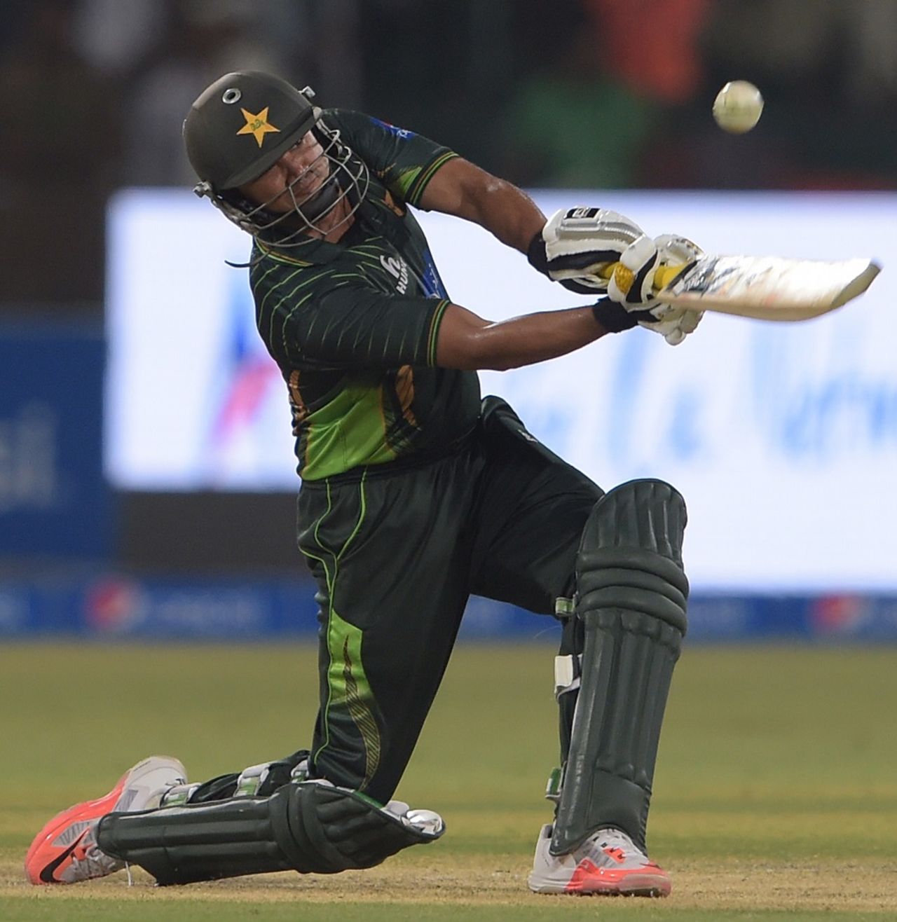 Azhar Ali takes the aerial route, Pakistan v Zimbabwe, 2nd ODI, Lahore, May 29, 2015