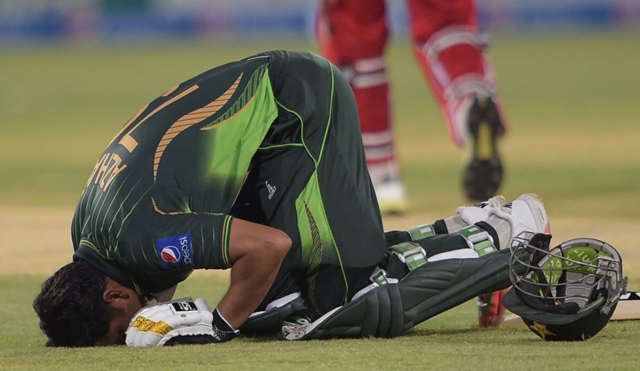 Azhar Ali does the <i>sajda </i> after scoring his hundred, Pakistan v Zimbabwe, 2nd ODI, Lahore, May 29, 2015