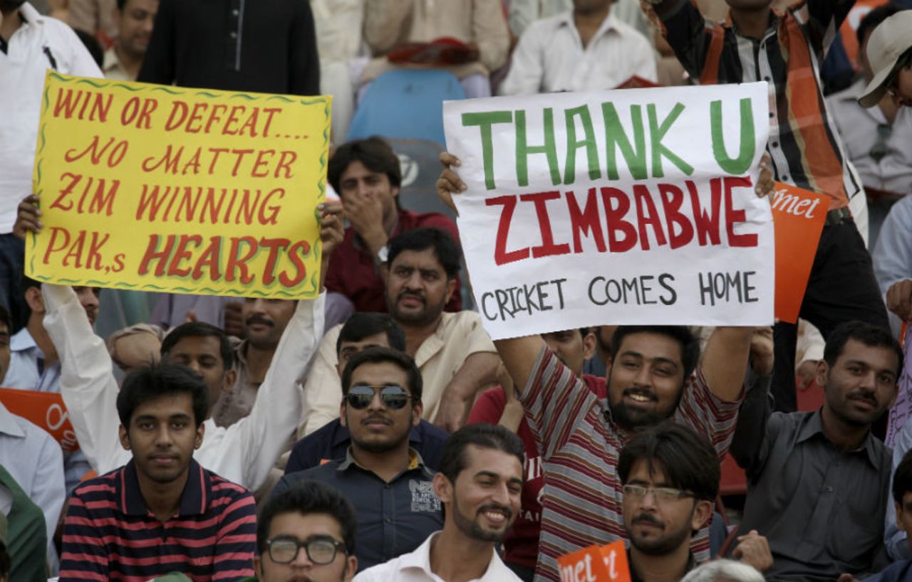 The Lahore crowd shows its love for the visiting Zimbabwe team, Pakistan v Zimbabwe, 3rd ODI, Lahore, May 31, 2015