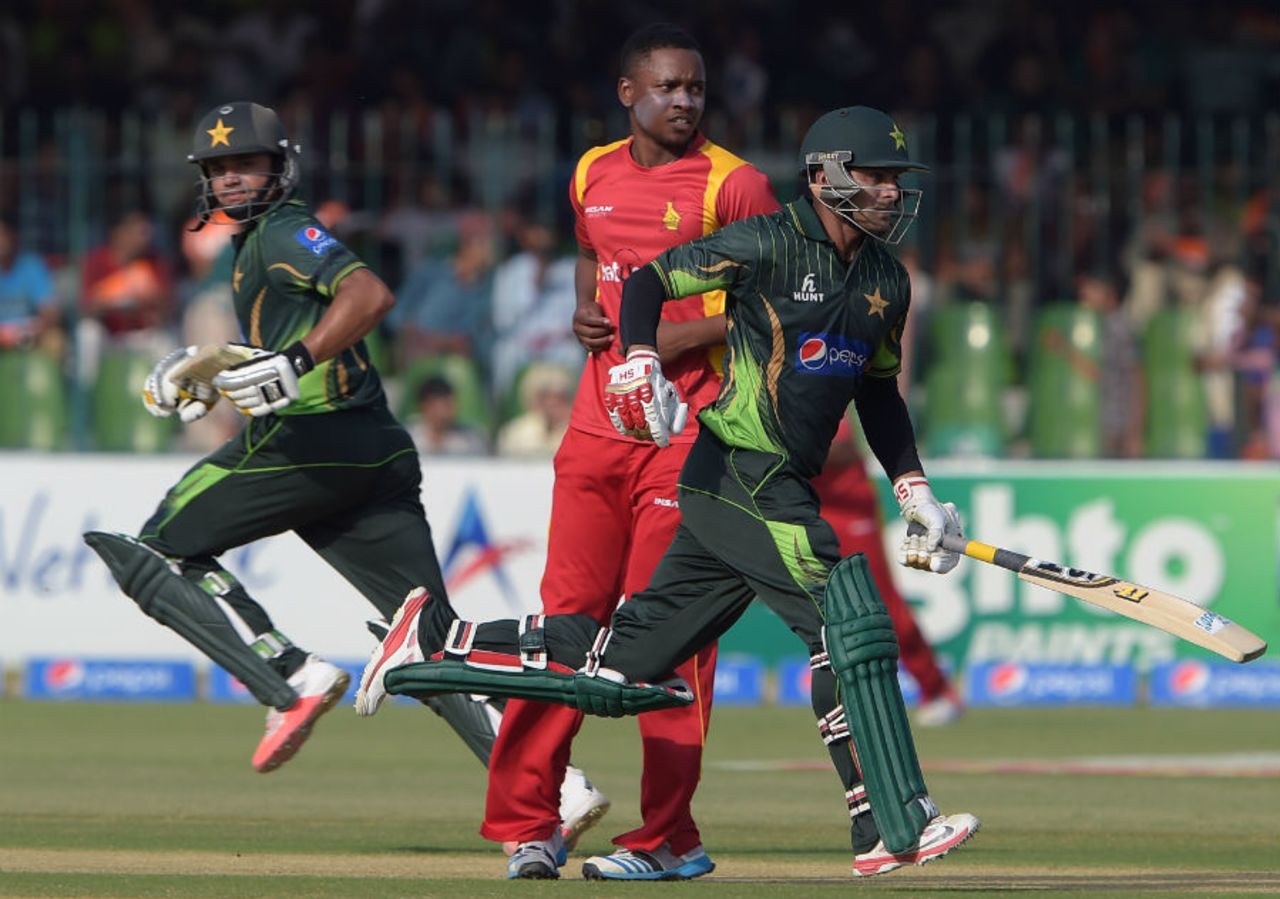 Azhar Ali and Mohammad Hafeez run a single, Pakistan v Zimbabwe, 3rd ODI, Lahore, May 31, 2015