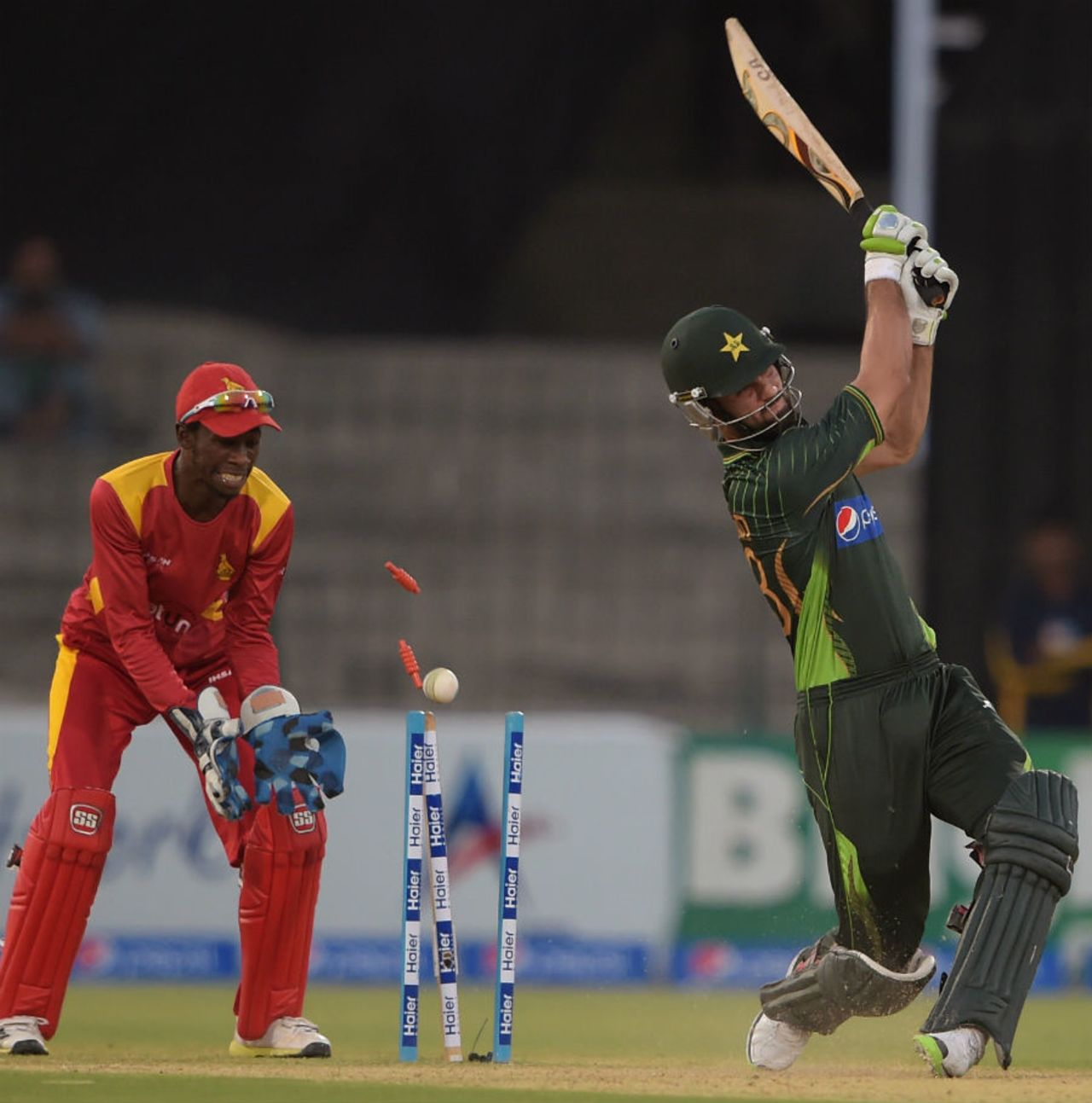Hammad Azam is bowled by Graeme Cremer, Pakistan v Zimbabwe, 3rd ODI, Lahore, May 31, 2015